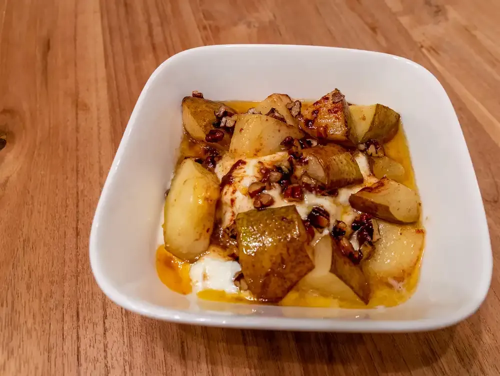 Griekse yoghurt met geroosterde peer en pecan noten