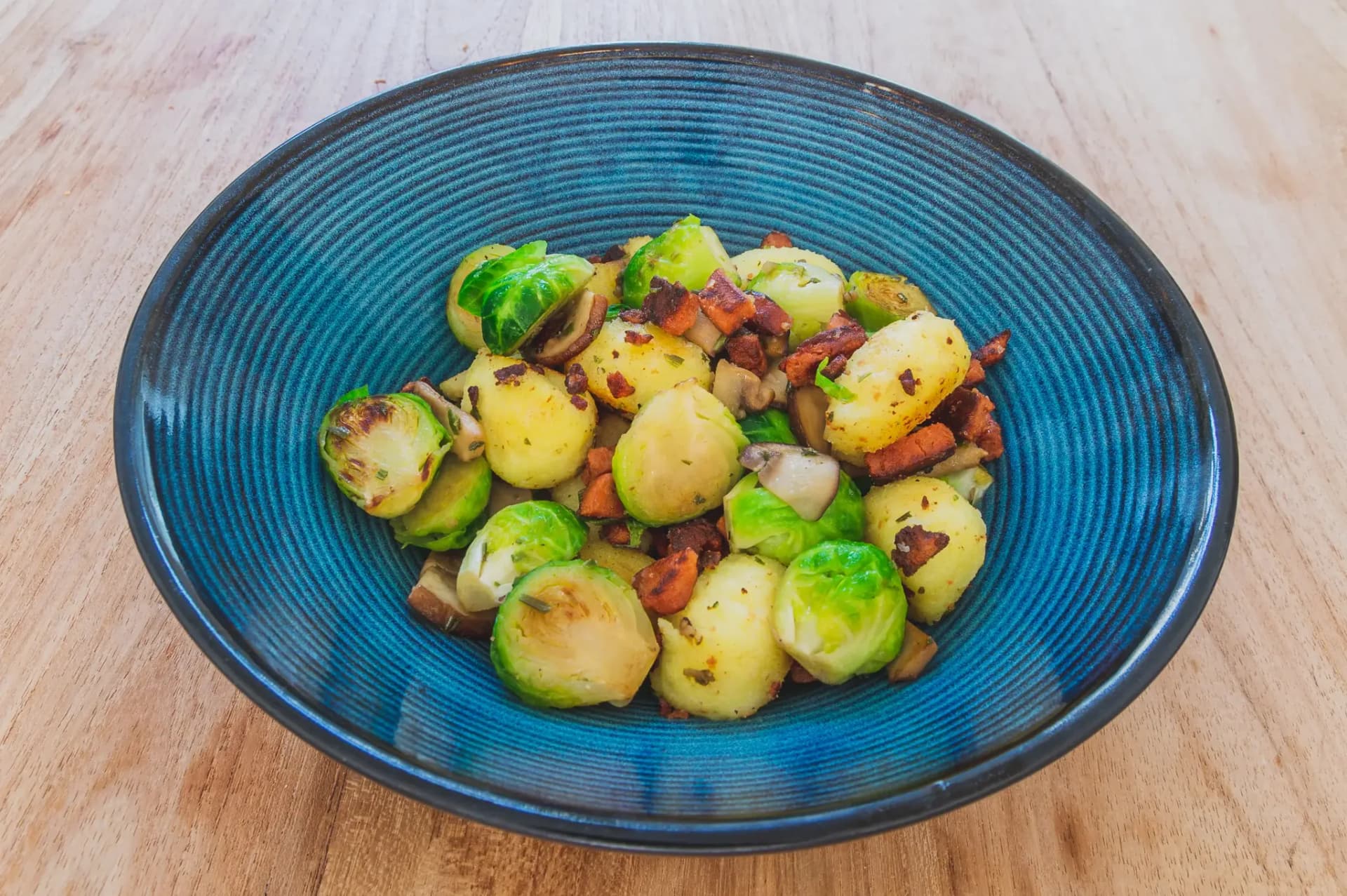 Gebakken gnocchi met vega-spekjes en spruitjes