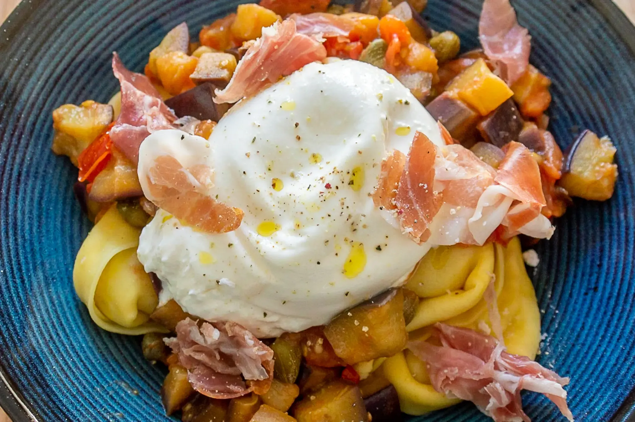 Ravioli met tomaat, aubergine en burrata