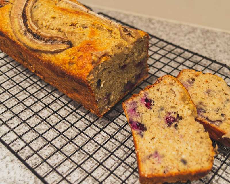 Bananenbrood met blauwe bessen en kokos