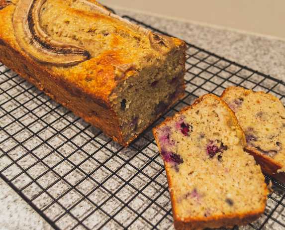 Bananenbrood met blauwe bessen en kokos