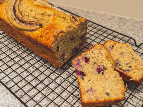 Bananenbrood met blauwe bessen en kokos