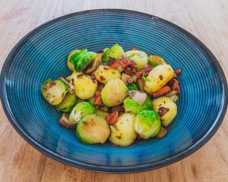 Gebakken gnocchi met vega-spekjes en spruitjes