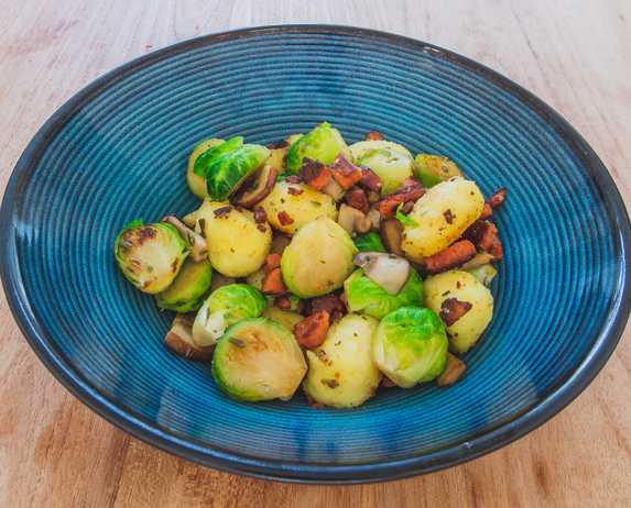 Gebakken gnocchi met vega-spekjes en spruitjes