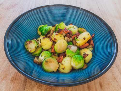 Gebakken gnocchi met vega-spekjes en spruitjes